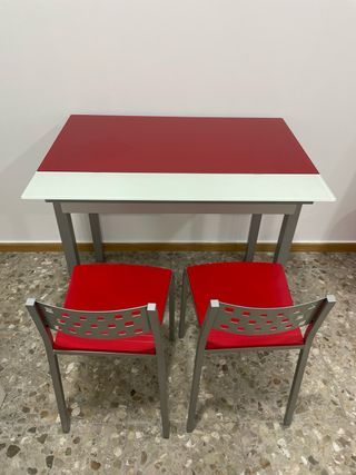 Mesa de cocina con dos sillas