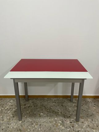 Mesa de cocina con dos sillas