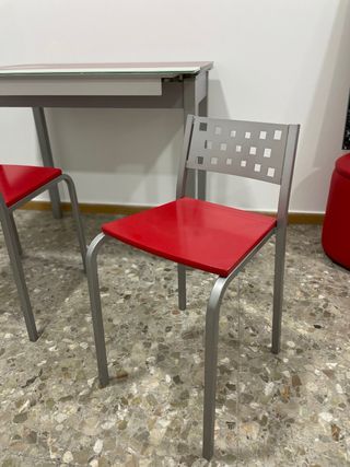 Mesa de cocina con dos sillas