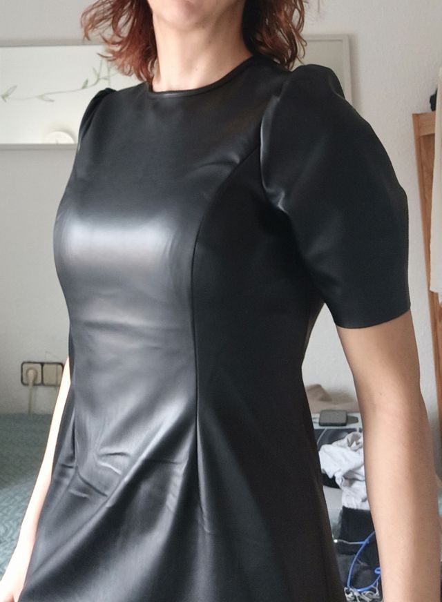 Vestido polipiel negro muy cómodo