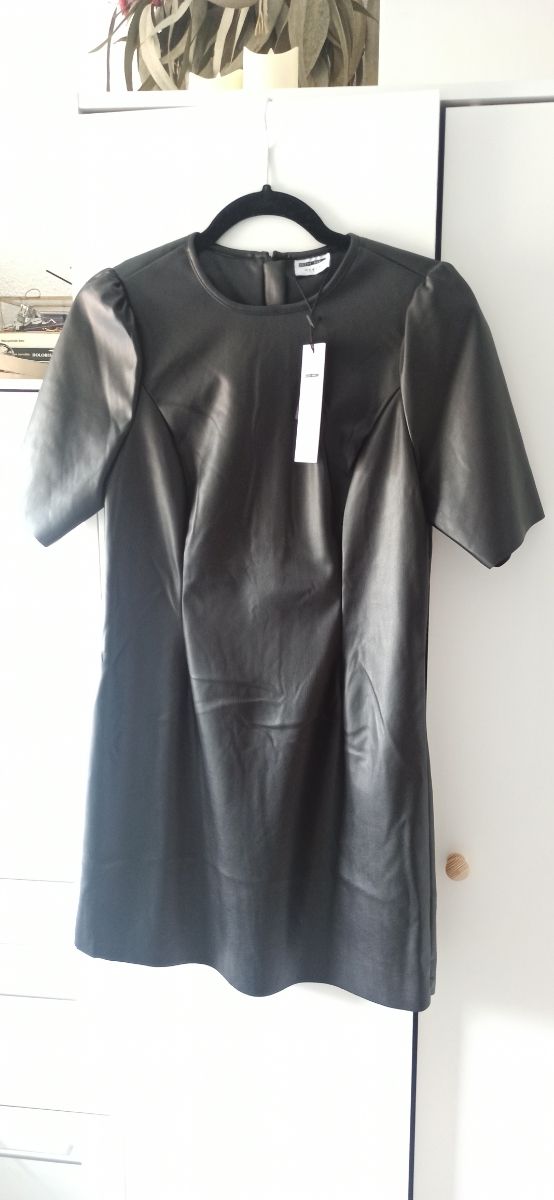 Vestido polipiel negro muy cómodo