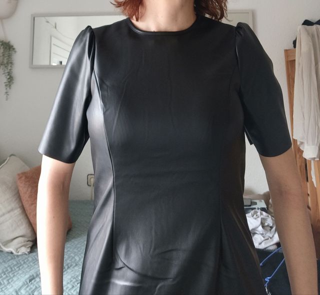 Vestido polipiel negro muy cómodo
