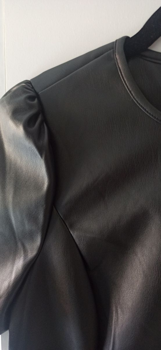 Vestido polipiel negro muy cómodo