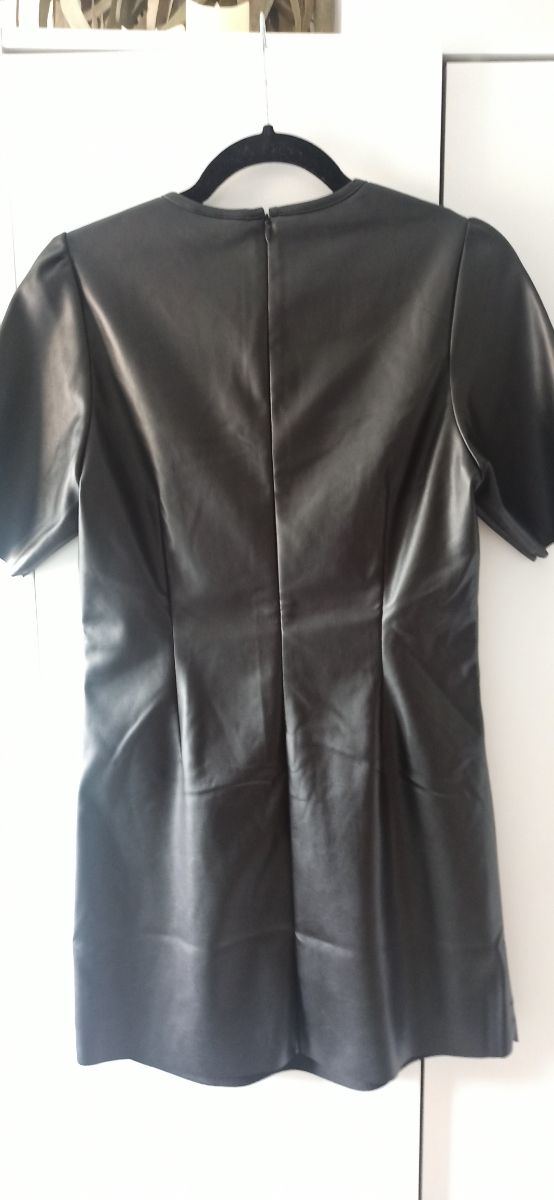 Vestido polipiel negro muy cómodo