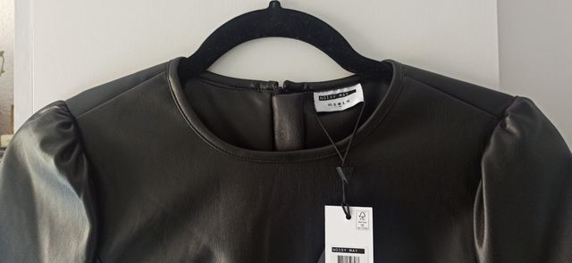 Vestido polipiel negro muy cómodo