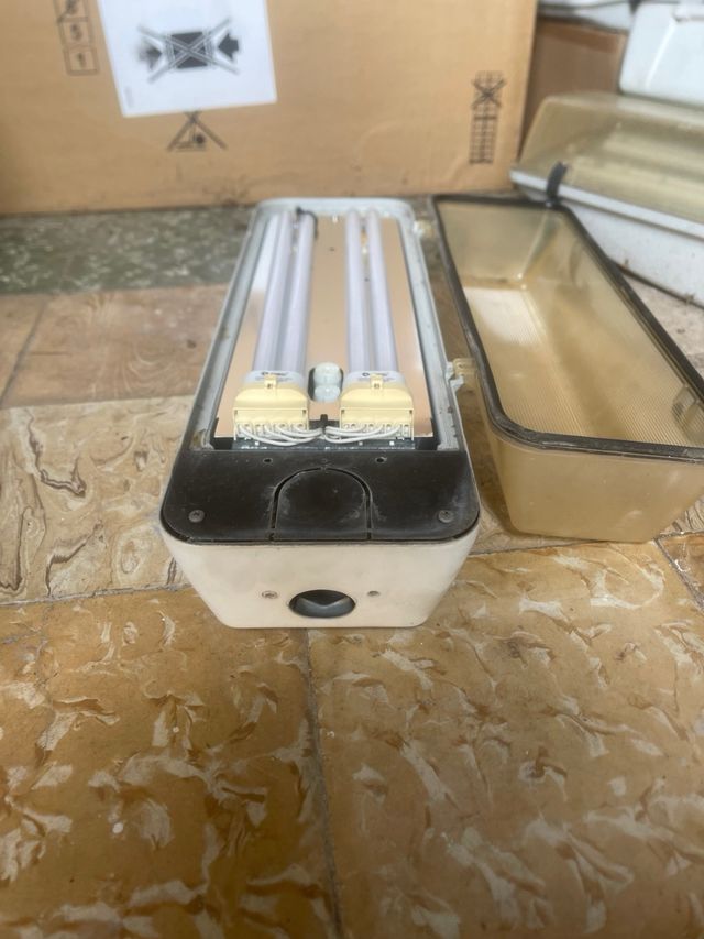 Farolas estancas con tubos fluorescentes