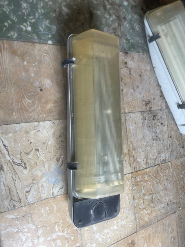 Farolas estancas con tubos fluorescentes