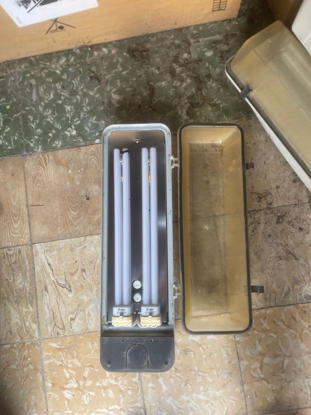 Farolas estancas con tubos fluorescentes