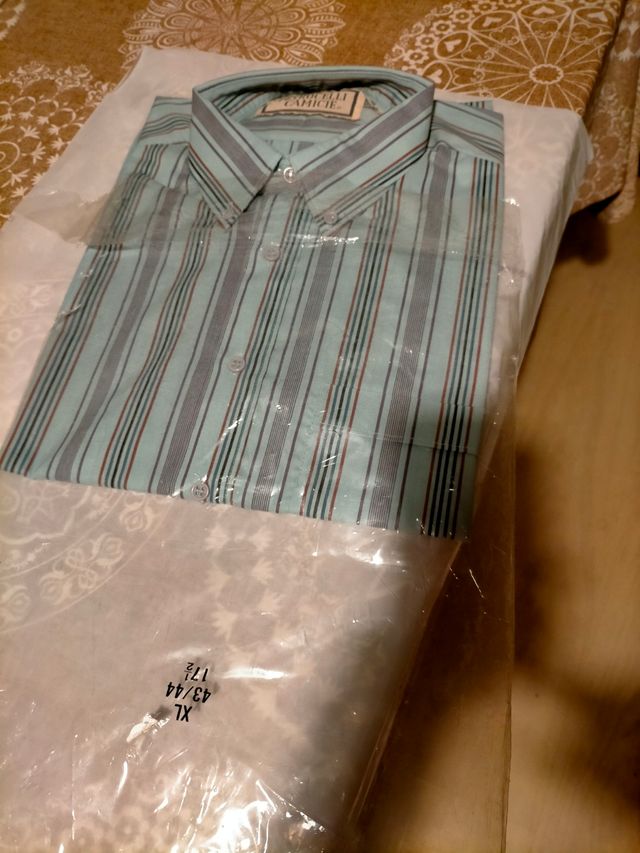 Camisa a estrenar, en su plástico.