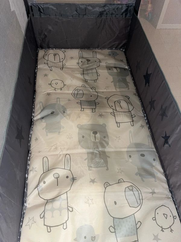 Cuna de viaje Jané Duo Level Toys. Gris Estrellas