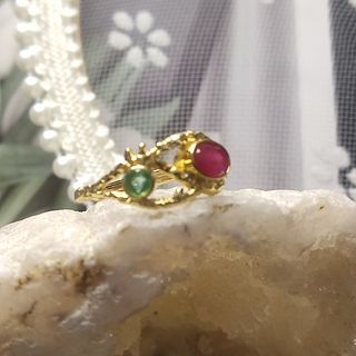 Anillo de plata con rubí y esmeralda