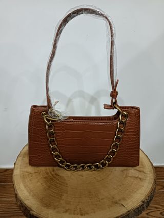 bolso marron con cadena