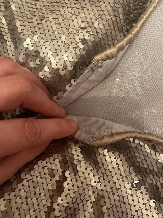 Chaqueta corta de lentejuelas color plateado.