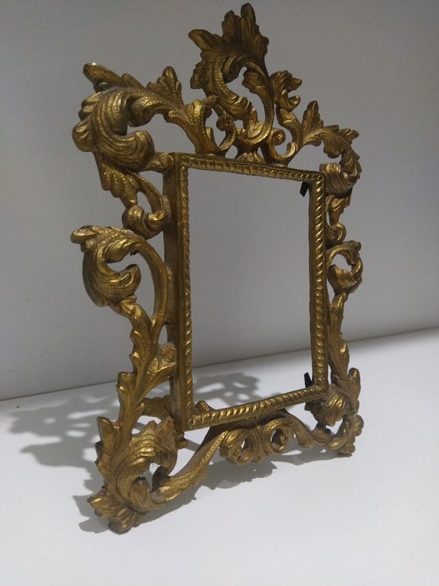 Marco antiguo de bronce sin cristal