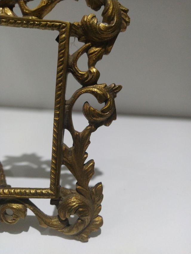 Marco antiguo de bronce sin cristal