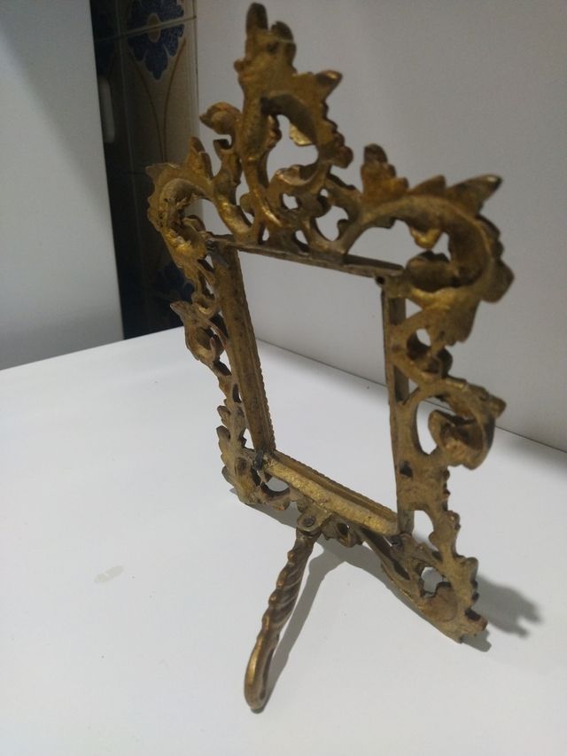 Marco antiguo de bronce sin cristal