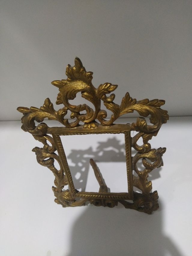 Marco antiguo de bronce sin cristal
