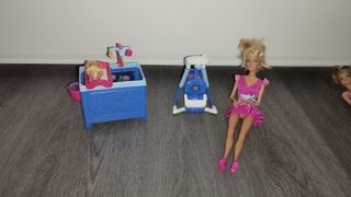 Barbie cuidadora niños