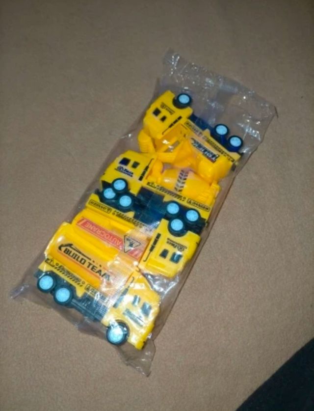 Set de 4 camiones de juguete