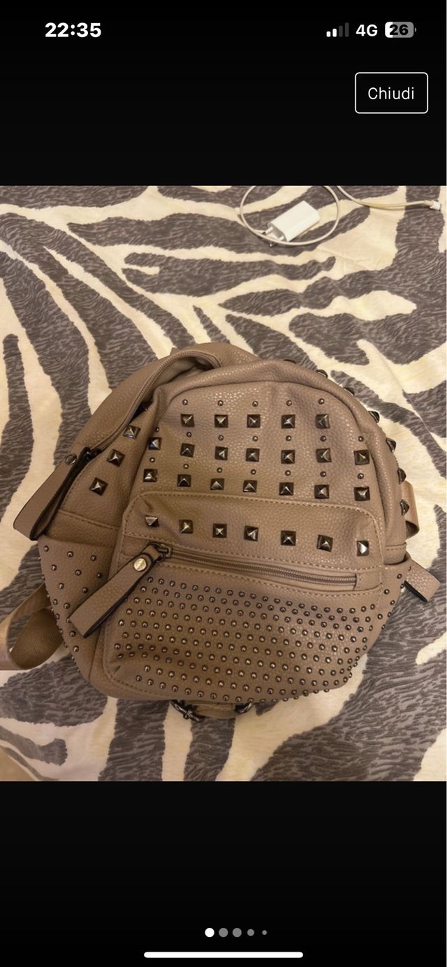 Piccola borsa zaino con borchie