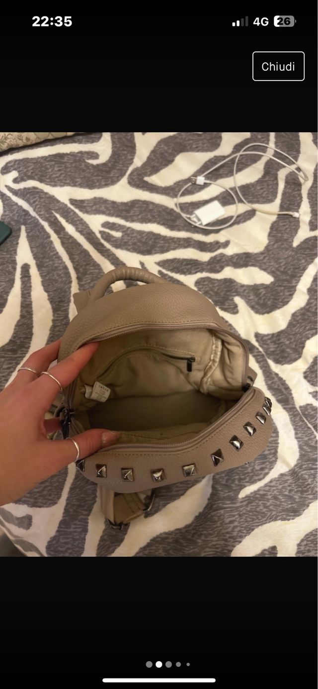 Piccola borsa zaino con borchie