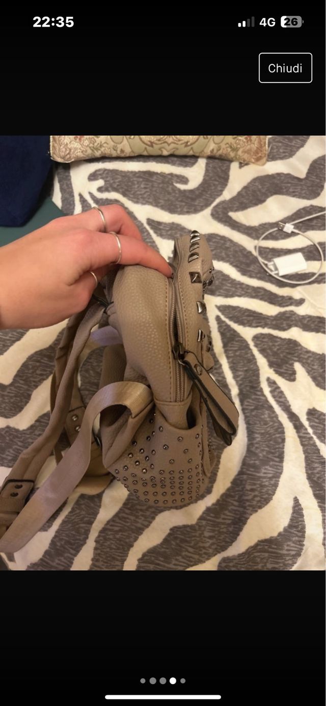 Piccola borsa zaino con borchie