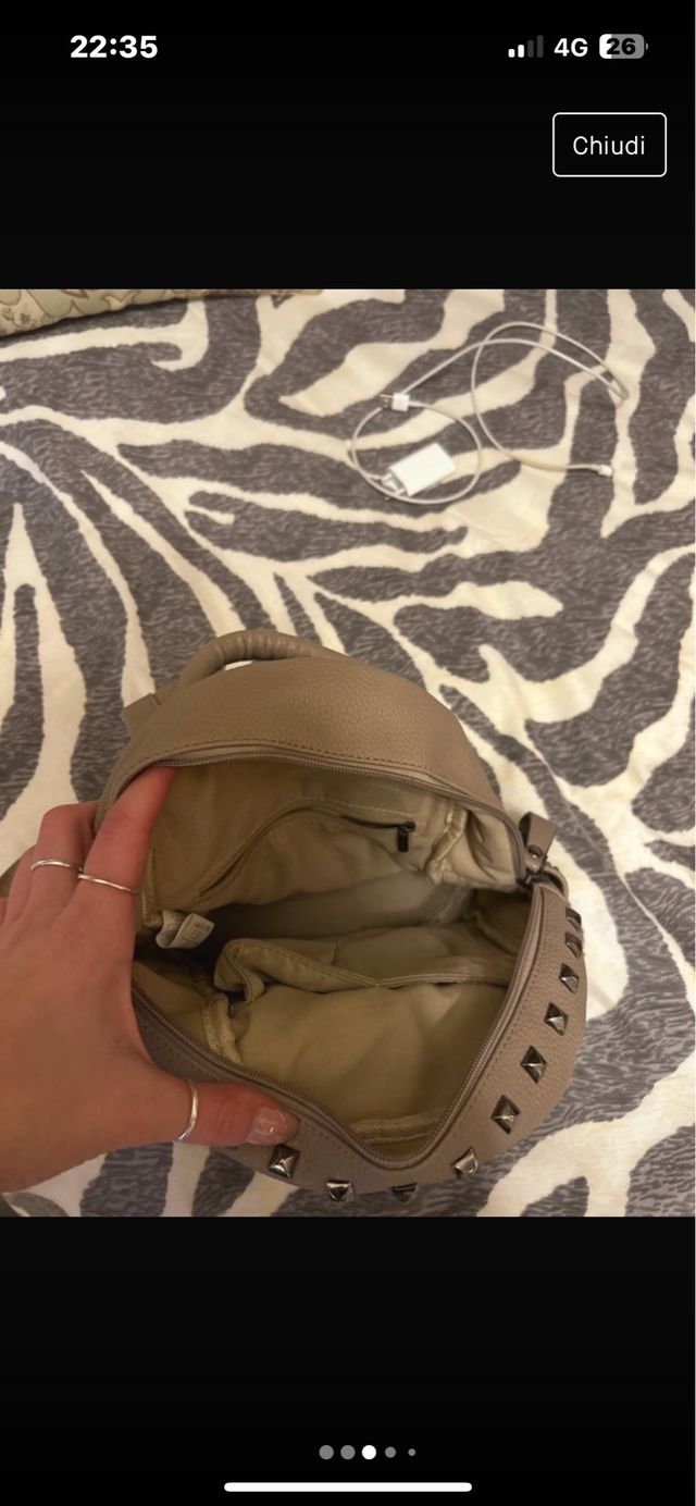 Piccola borsa zaino con borchie