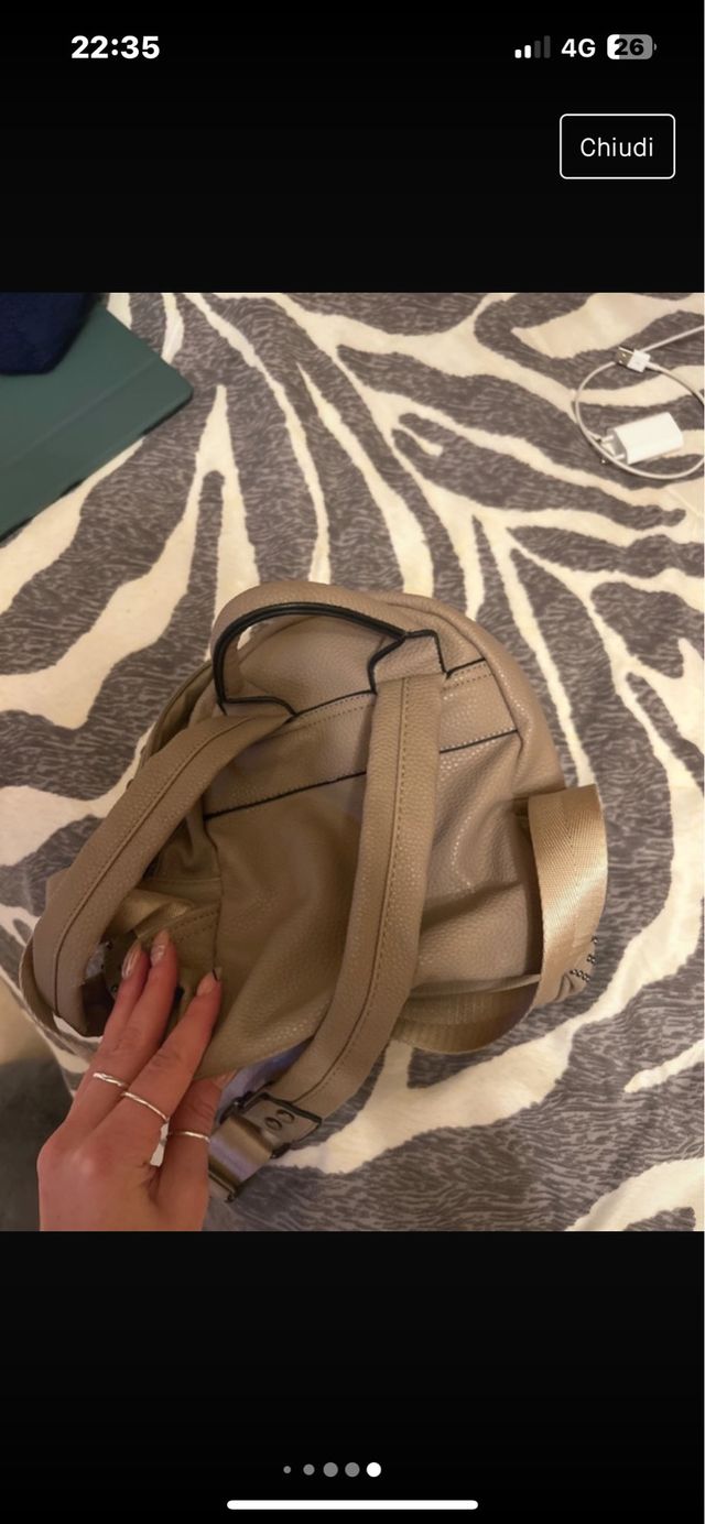 Piccola borsa zaino con borchie