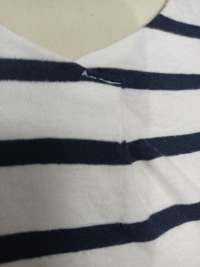 Camiseta a rayas azul marino y blanca