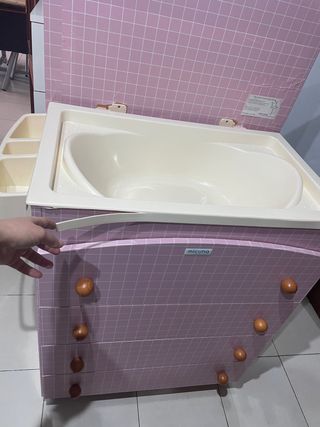 Comoda con bañera, toallero y cambiador