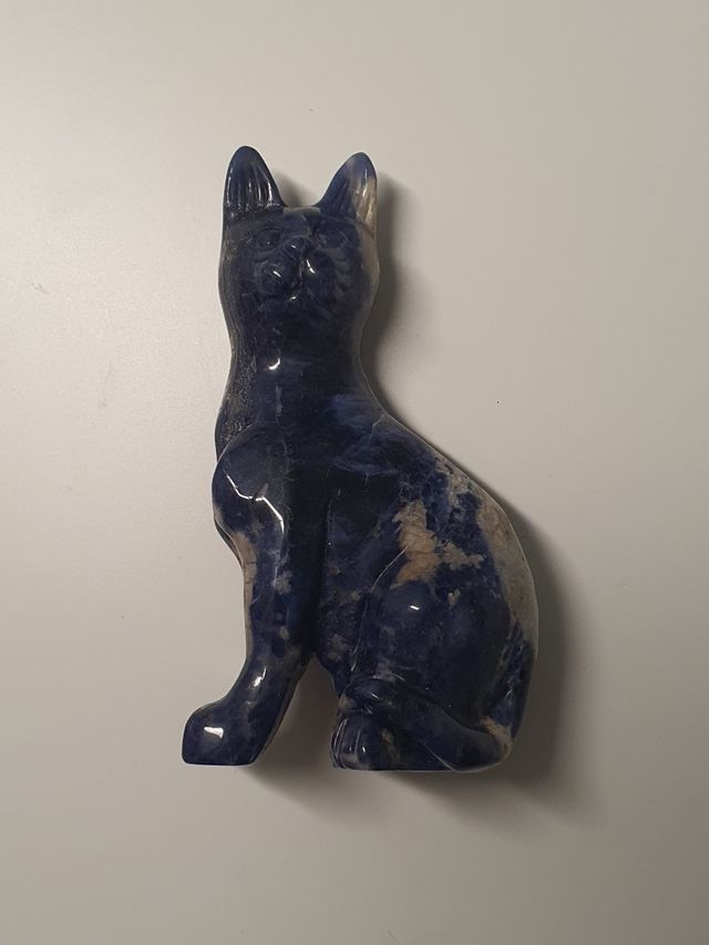 Figura a forma di gatto in sodalite