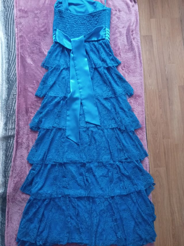 Vestido azul para celebraciones y bodas.