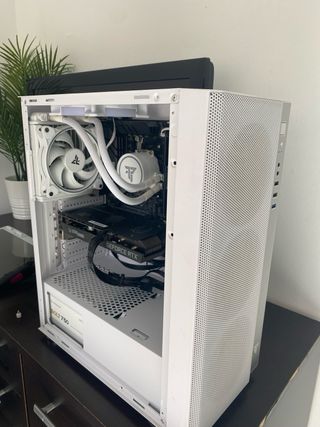 Pc Gaming con pantalla 1080 144hz
raton y teclado