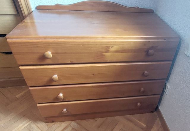 Set di due comodini e cassettiera.