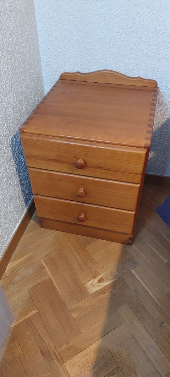 Set di due comodini e cassettiera.