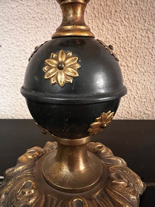 Lámpara de sobremesa con pergamino