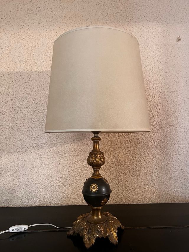 Lámpara de sobremesa con pergamino