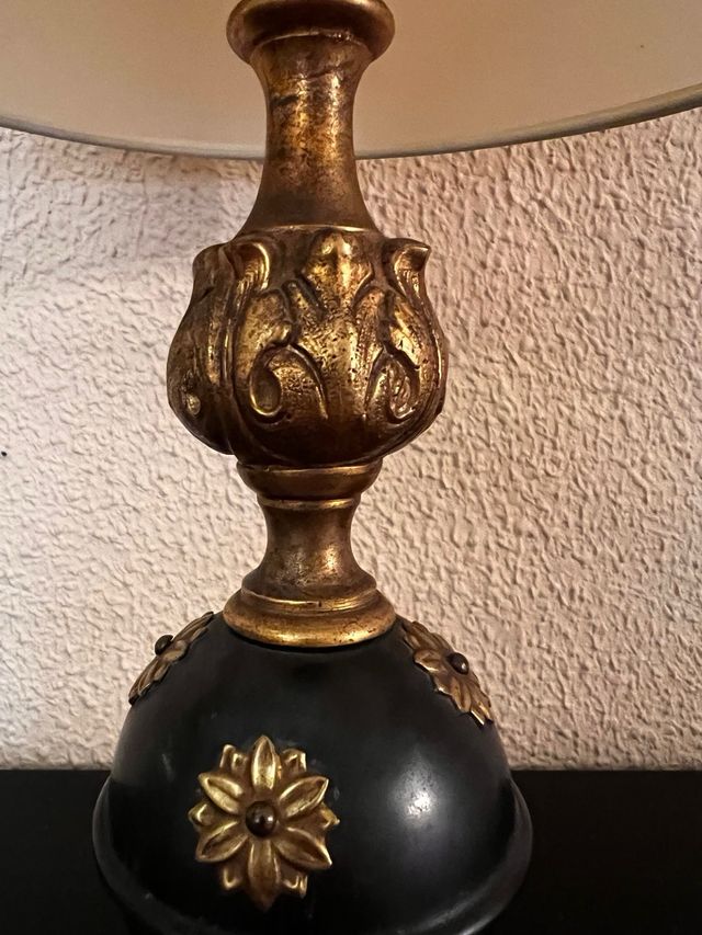 Lámpara de sobremesa con pergamino