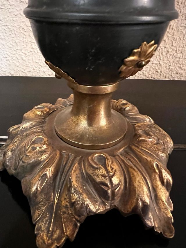 Lámpara de sobremesa con pergamino