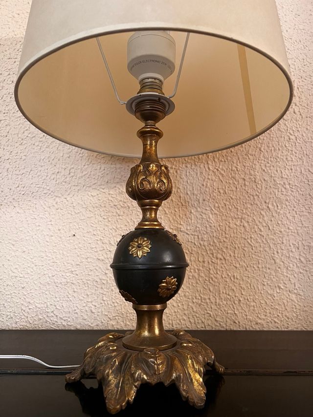 Lámpara de sobremesa con pergamino