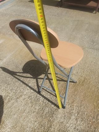 Taburete plegable con respaldo 