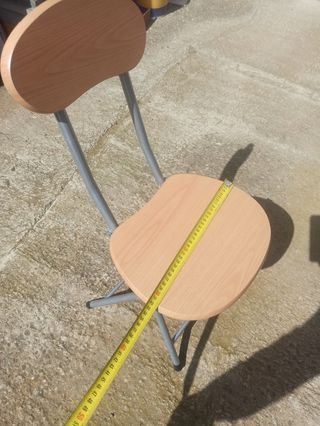 Taburete plegable con respaldo 