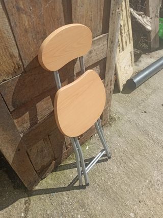 Taburete plegable con respaldo 