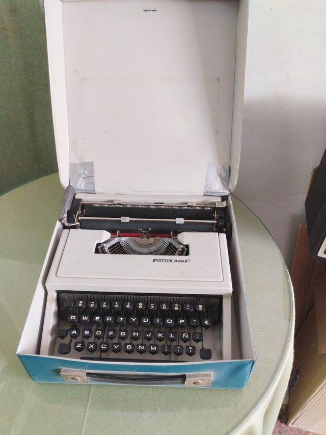 Maquina de escribir, Olivetti DORA 