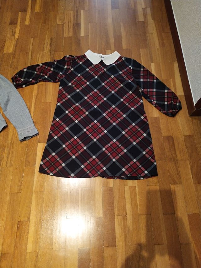 chaqueta gris y vestido de cuadros