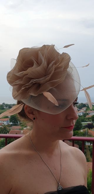 Tocado beige diadema