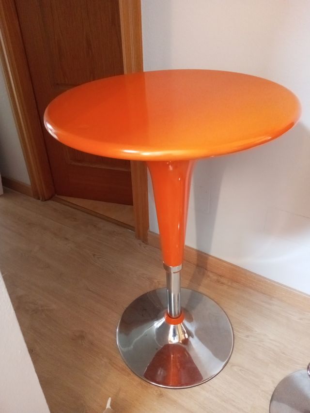 Mesa alta y taburete