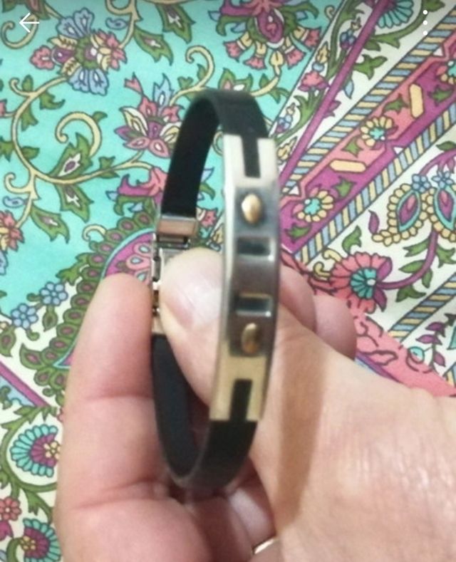 Pulsera de caucho y acero con lunares dorados