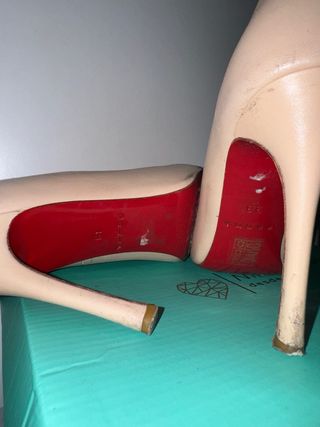 Tacones beige suela roja