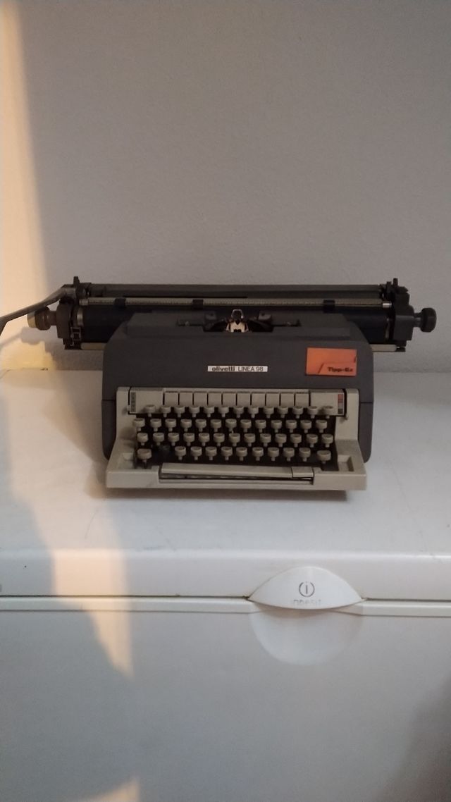 Maquina de escribir antigua